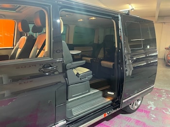 Used Volkswagen Caravelle 2015 for sale - 78181780: Photo