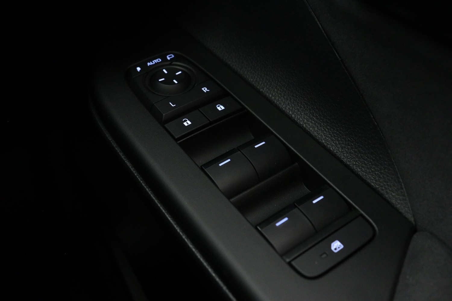 Used Toyota C-HR 2025 for sale - 76959926: Photo 30