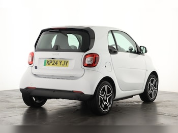Used smart fortwo 2024 for sale - 76390177: Photo