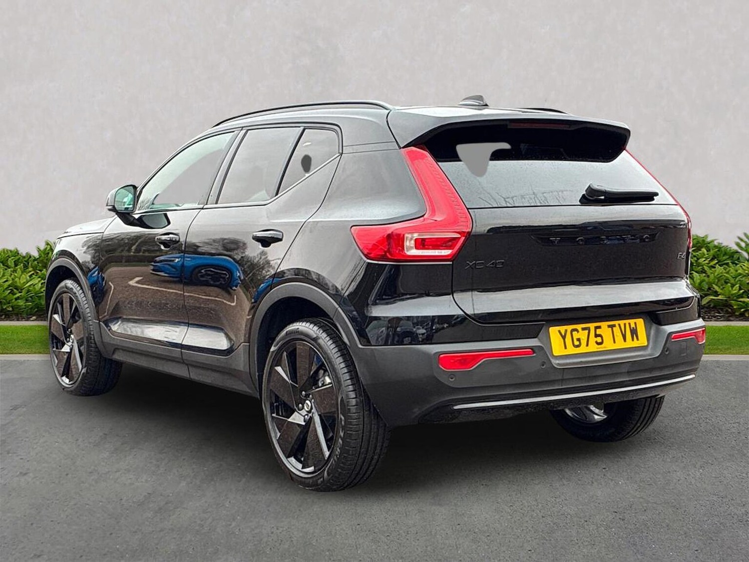 Used Volvo XC40 2025 for sale - 76963459: Photo 2