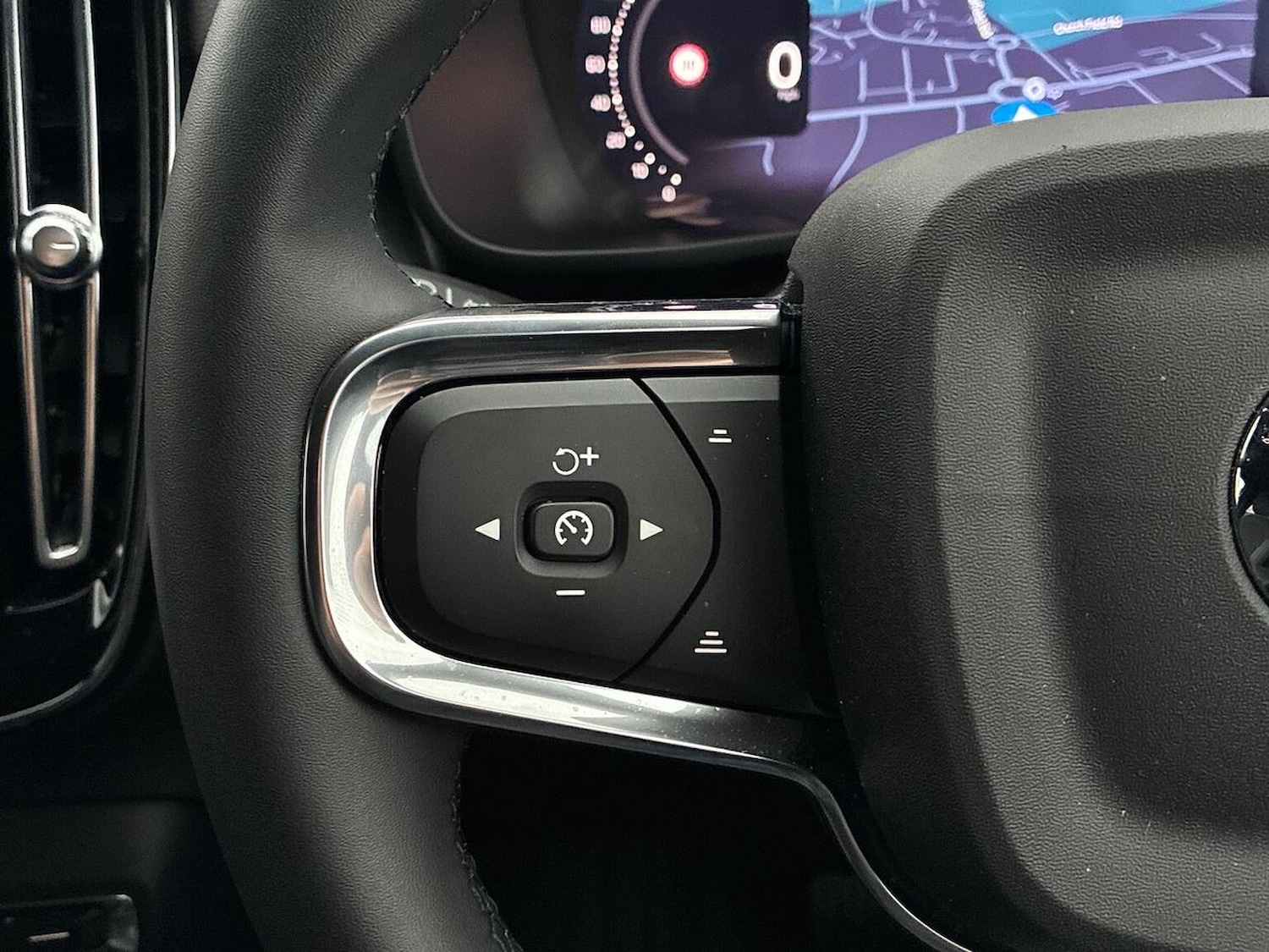 Used Volvo XC40 2025 for sale - 76963459: Photo 25