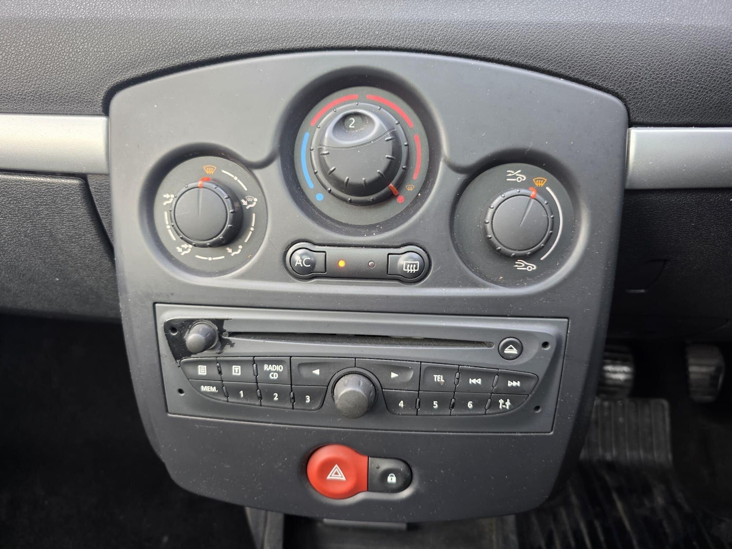 Used Renault Clio 2010 for sale - 76781800: Photo 13