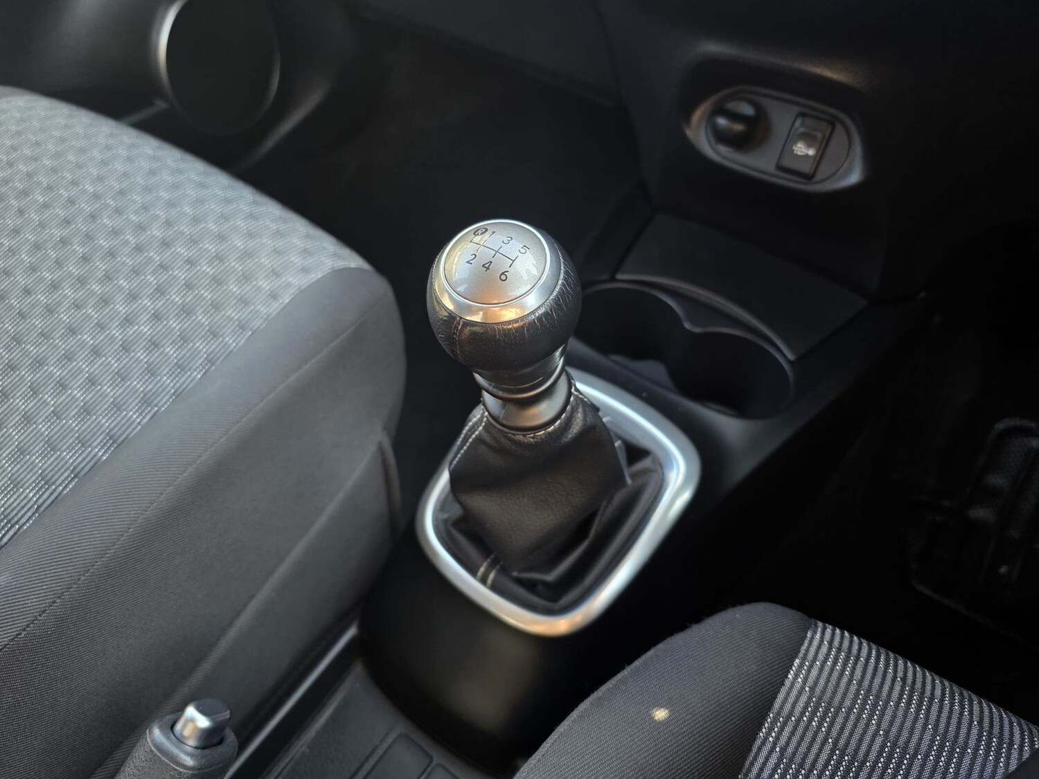 Used Toyota Yaris 2015 for sale - 77960069: Photo 16