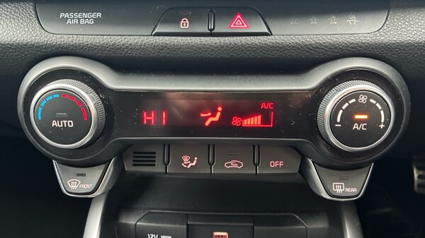 Used Kia Stonic 2023 for sale - 76234124: Photo 33