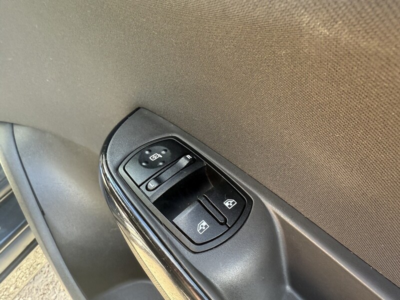 Used Vauxhall Corsa 2015 for sale - 76411910: Photo 24