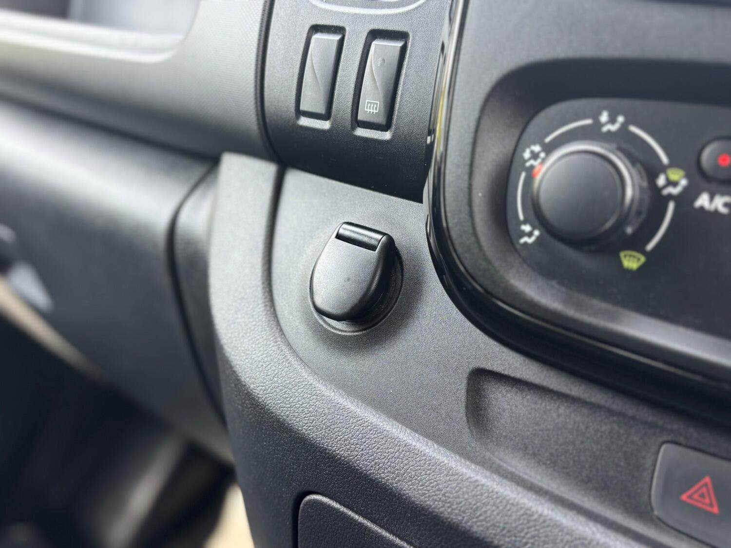 Used Vauxhall Vivaro 2016 for sale - 76712660: Photo 43