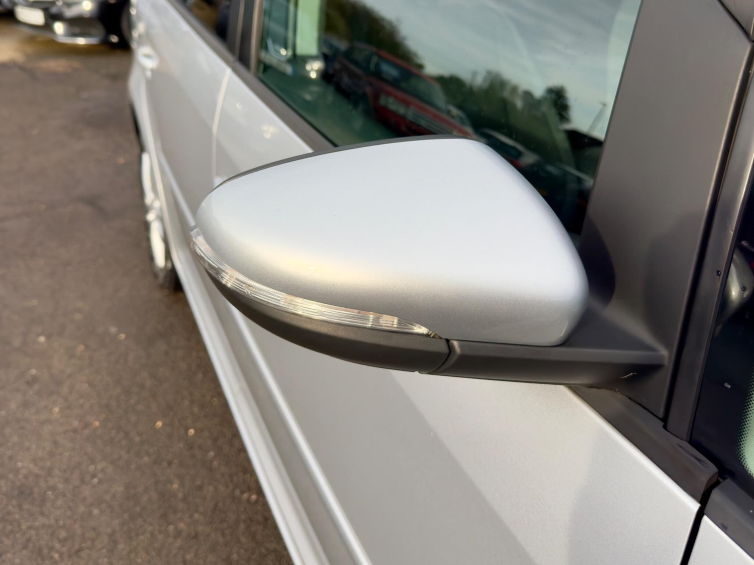 Used Volkswagen Touran 2010 for sale - 76498887: Photo 2