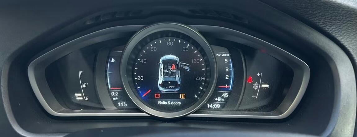 Used Volvo V40 2015 for sale - 77882949: Photo 8