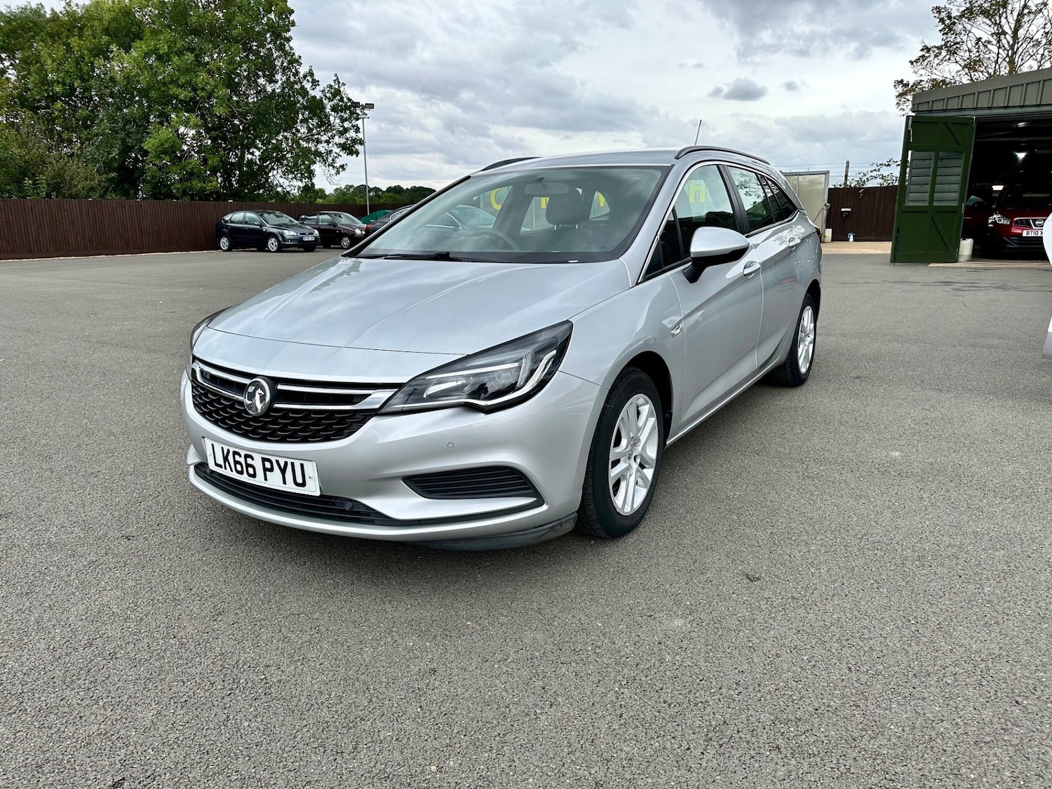 Used Vauxhall Astra 2016 for sale - 76219237: Photo 2