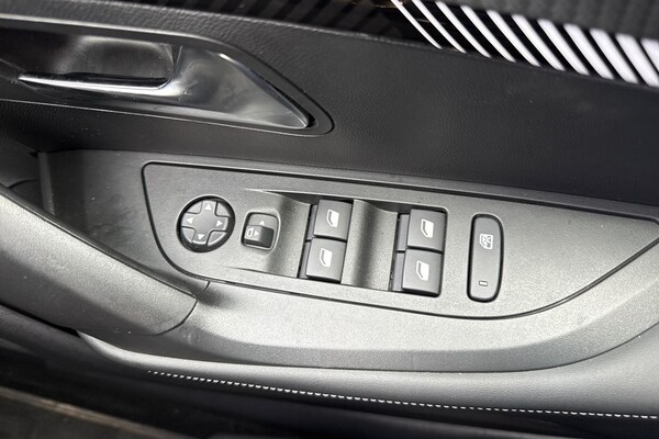 Used Peugeot 2008 2023 for sale - 76218635: Photo 40