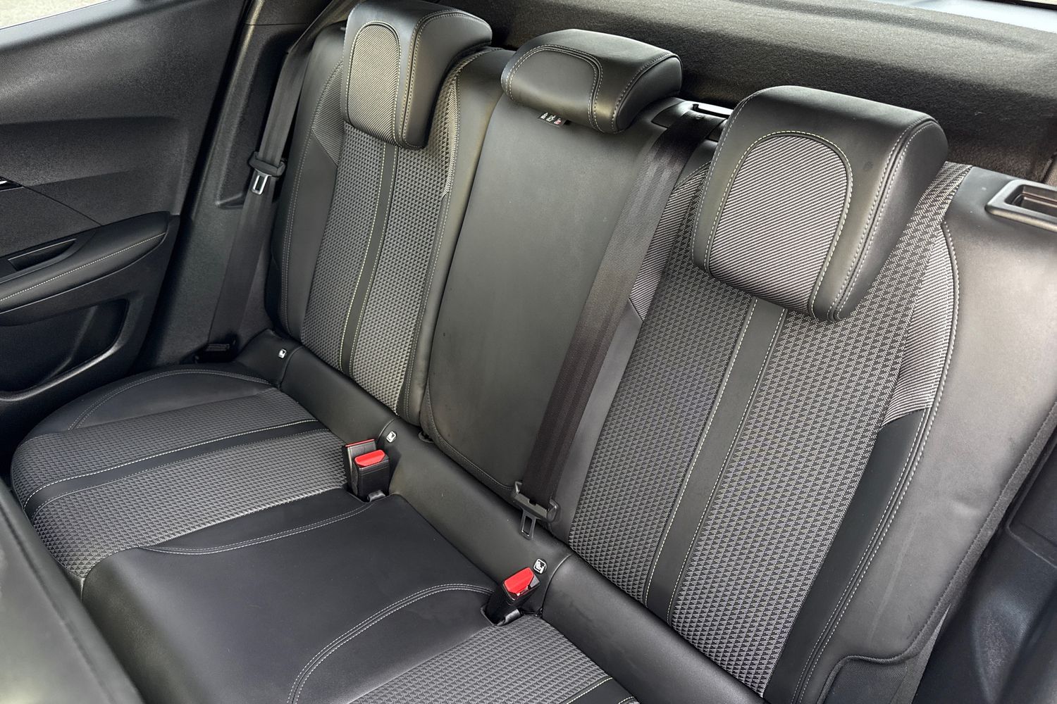 Used Peugeot E-2008 2022 for sale - 76902625: Photo 18