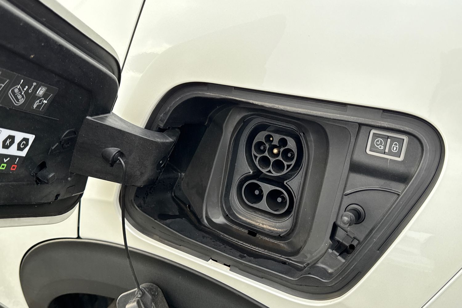 Used Peugeot E-2008 2022 for sale - 76902625: Photo 35