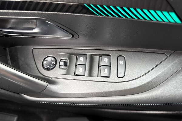 Used Peugeot E-2008 2021 for sale - 76300378: Photo 43