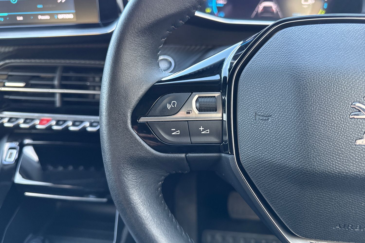 Used Peugeot 2008 2021 for sale - 76909367: Photo 38