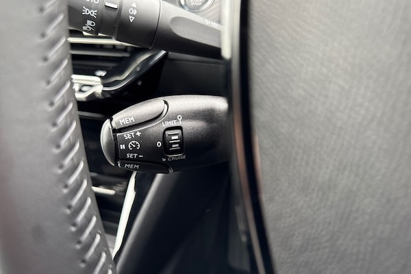 Used Peugeot E-2008 2025 for sale - 76250611: Photo 41