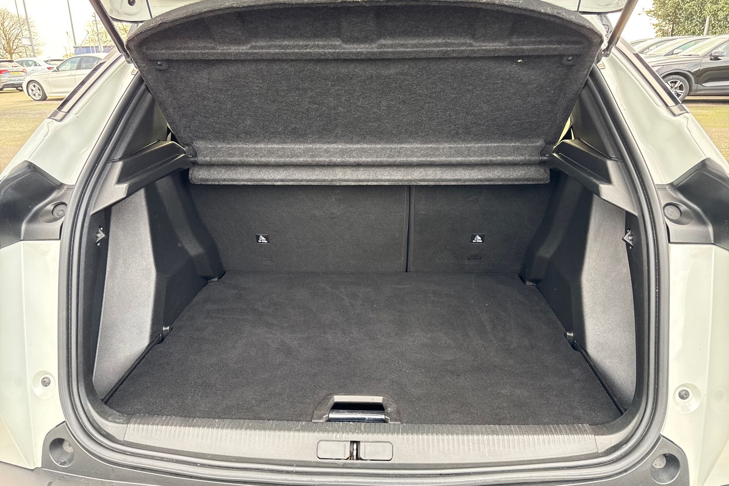 Used Peugeot E-2008 2022 for sale - 76902550: Photo 10