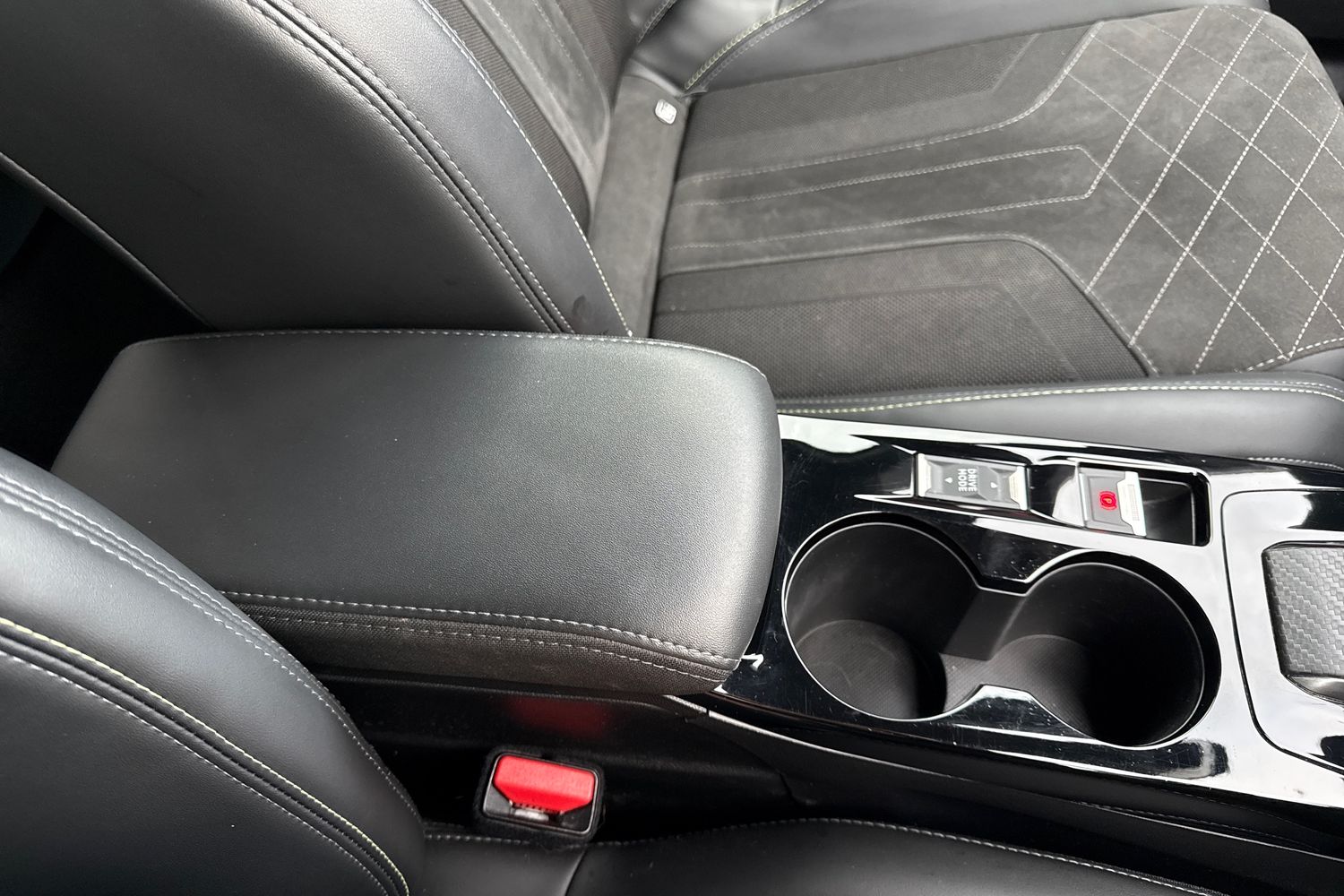 Used Peugeot E-2008 2022 for sale - 76902550: Photo 60