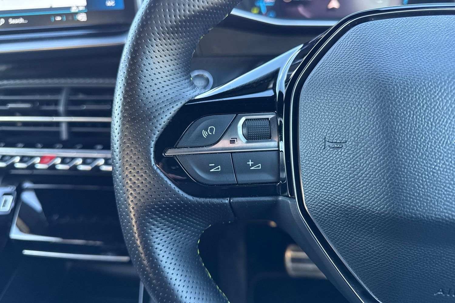 Used Peugeot E-2008 2022 for sale - 76782959: Photo 39