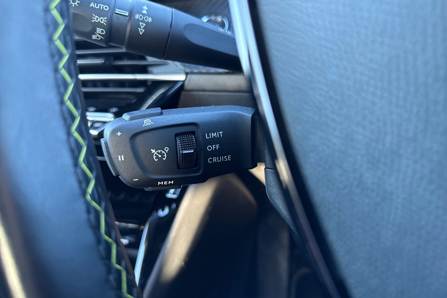 Used Peugeot E-2008 2022 for sale - 76782959: Photo 41