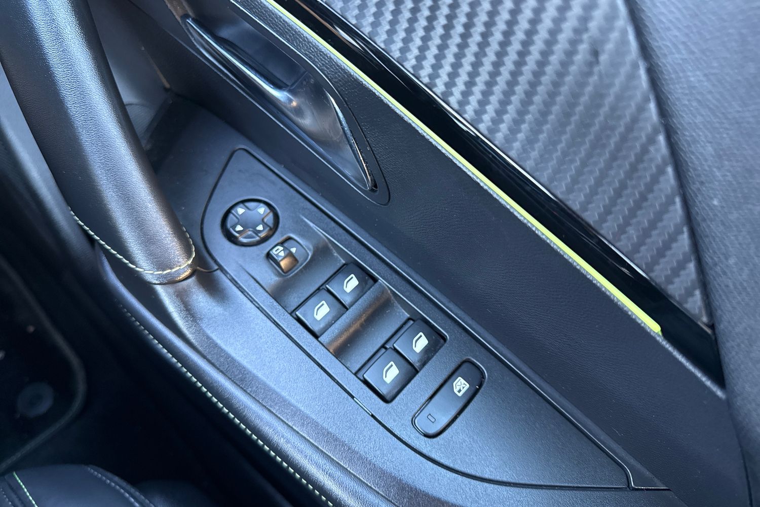 Used Peugeot E-2008 2022 for sale - 76782959: Photo 43