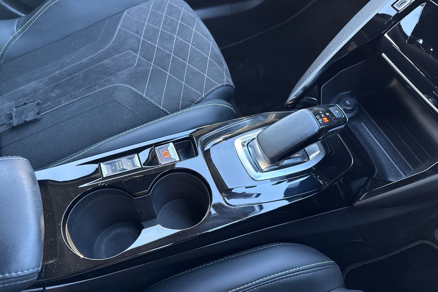 Used Peugeot E-2008 2022 for sale - 76782959: Photo 59