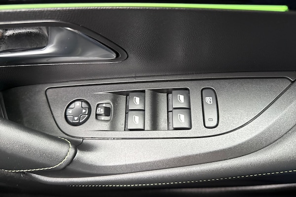 Used Peugeot E-2008 2022 for sale - 76274817: Photo 43