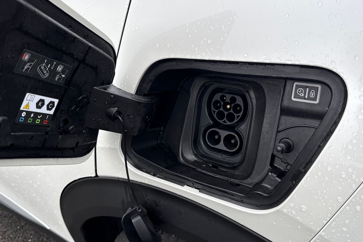 Used Peugeot E-2008 2022 for sale - 77282193: Photo 35