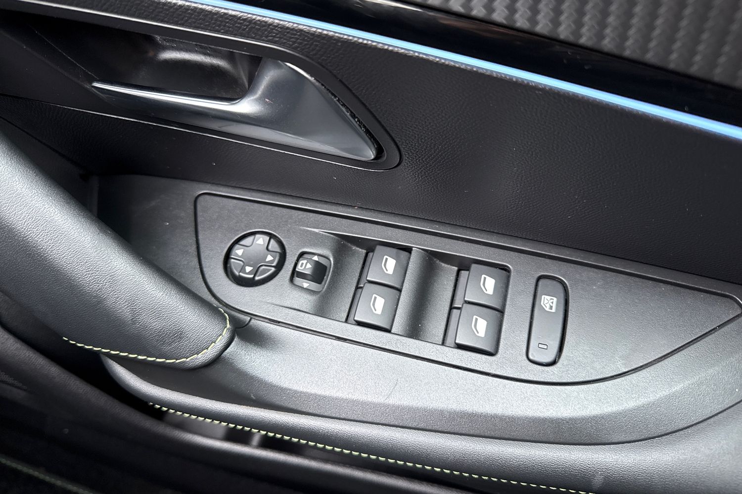 Used Peugeot E-2008 2022 for sale - 77282193: Photo 42