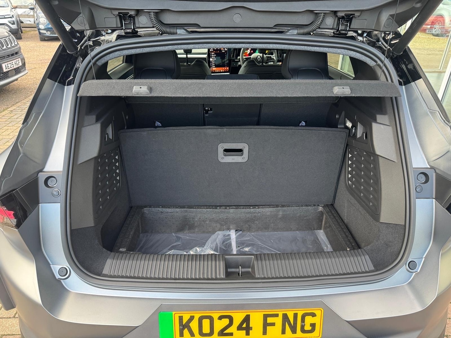 Used Renault Scenic E-Tech 2024 for sale - 76869133: Photo 95