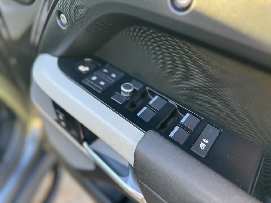 Used Land Rover Defender 2021 for sale - 76647662: Photo 24