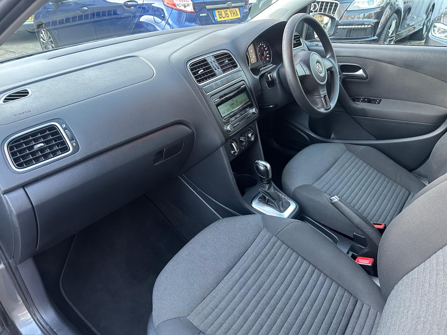 Used Volkswagen Polo 2011 for sale - 76632675: Photo 14