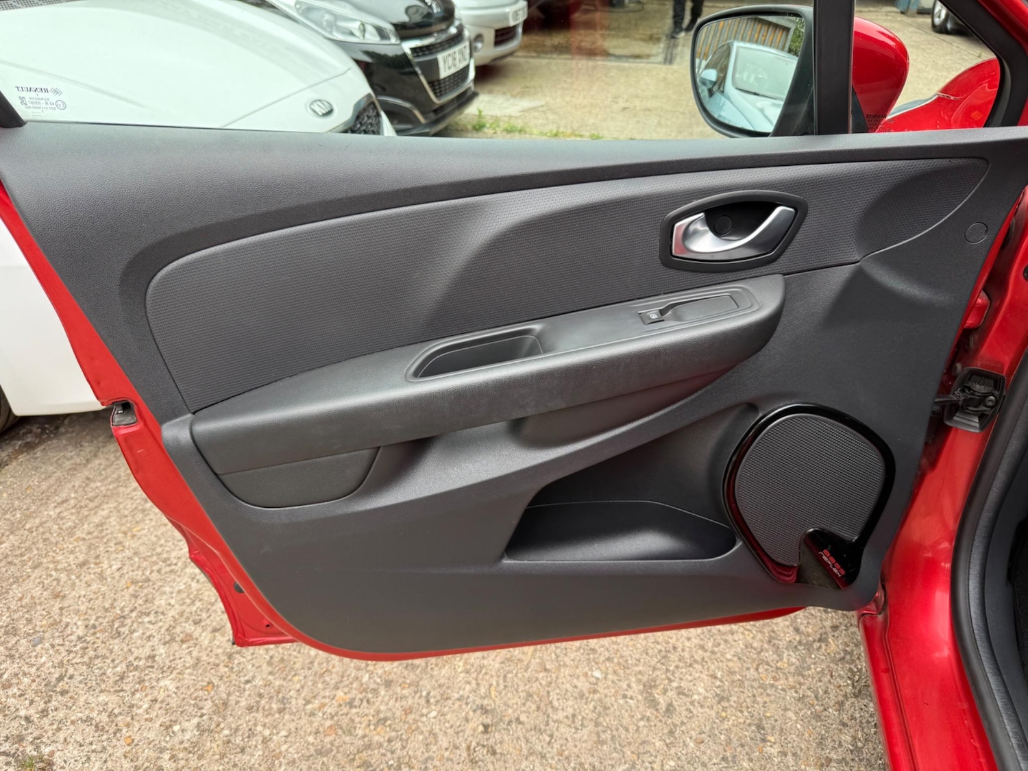 Used Renault Clio 2017 for sale - 76988835: Photo 23