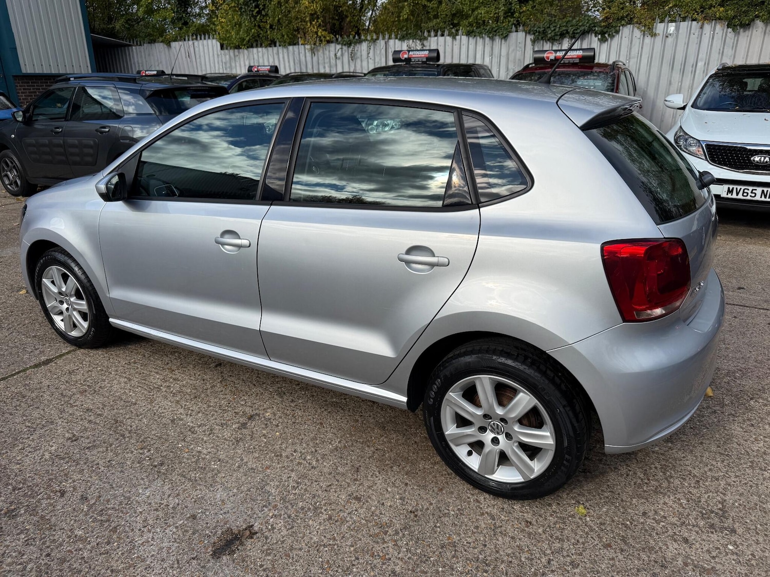 Used Volkswagen Polo 2011 for sale - 76377633: Photo 4