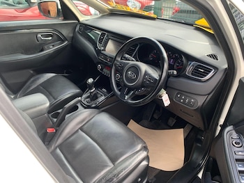 Used Kia Carens 2017 for sale - 77970117: Photo