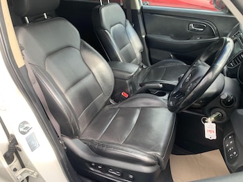 Used Kia Carens 2017 for sale - 77970117: Photo