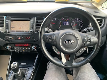 Used Kia Carens 2017 for sale - 77970117: Photo