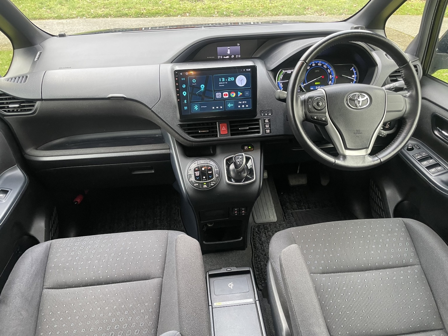 Used Toyota Noah 2024 for sale - 77220504: Photo 24