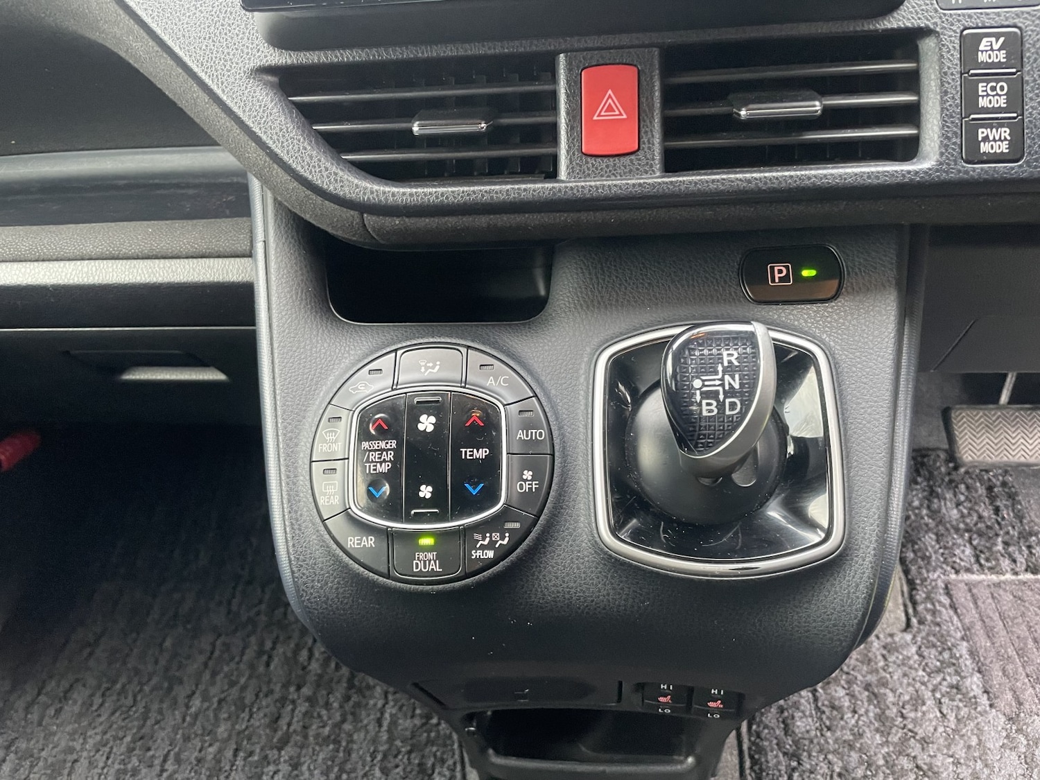 Used Toyota Noah 2024 for sale - 77220504: Photo 37