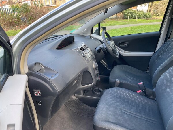 Used Toyota Yaris 2010 for sale - 73915330: Photo 16