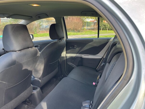 Used Toyota Yaris 2010 for sale - 73915330: Photo 20