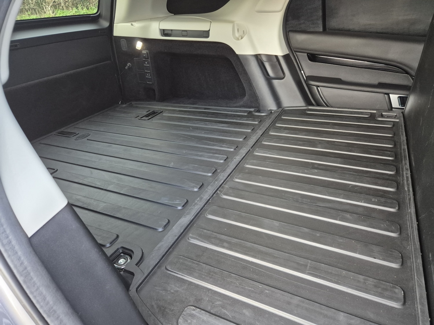 Used Land Rover Discovery 2023 for sale - 77928332: Photo 15