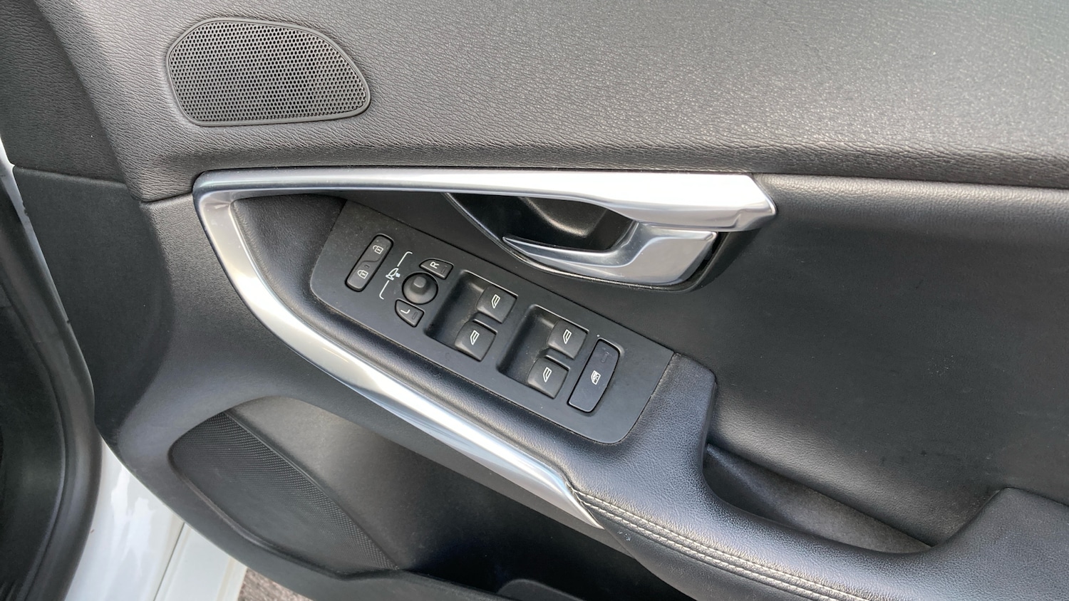 Used Volvo V40 2017 for sale - 78067345: Photo 32