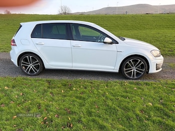 Used Volkswagen Golf 2015 for sale - 77075077: Photo