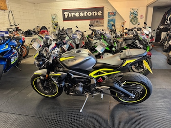 Used Triumph STREET 2021 for sale - bike-78237333: Photo