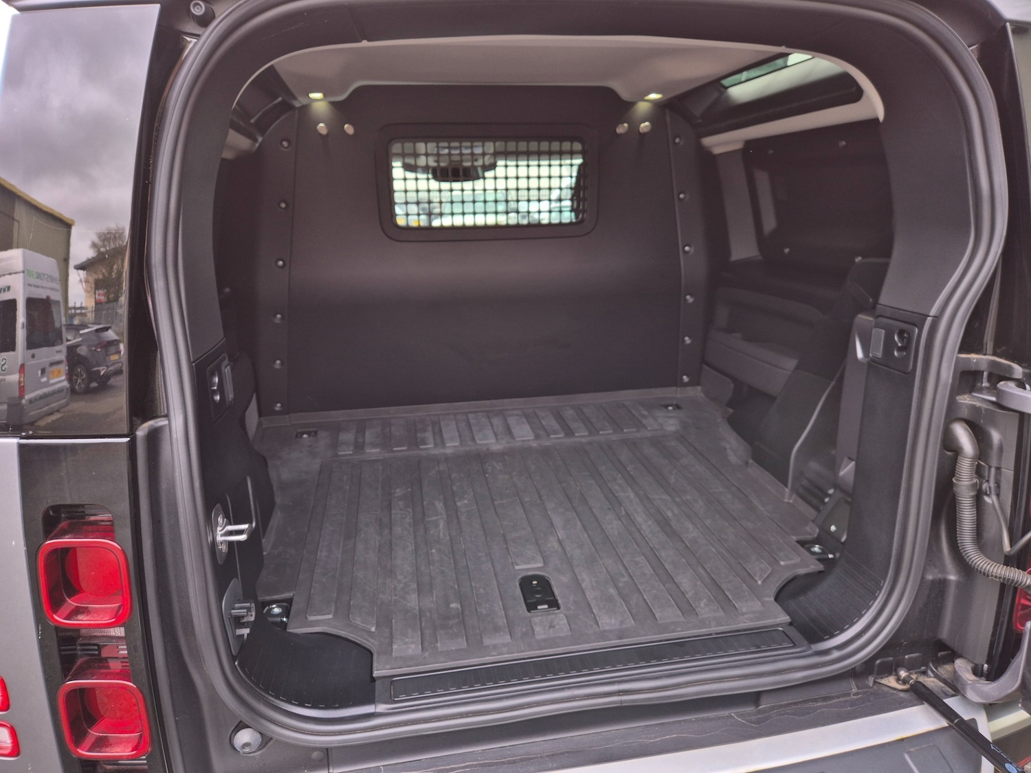 Used Land Rover Defender 2023 for sale - 77640174: Photo 13