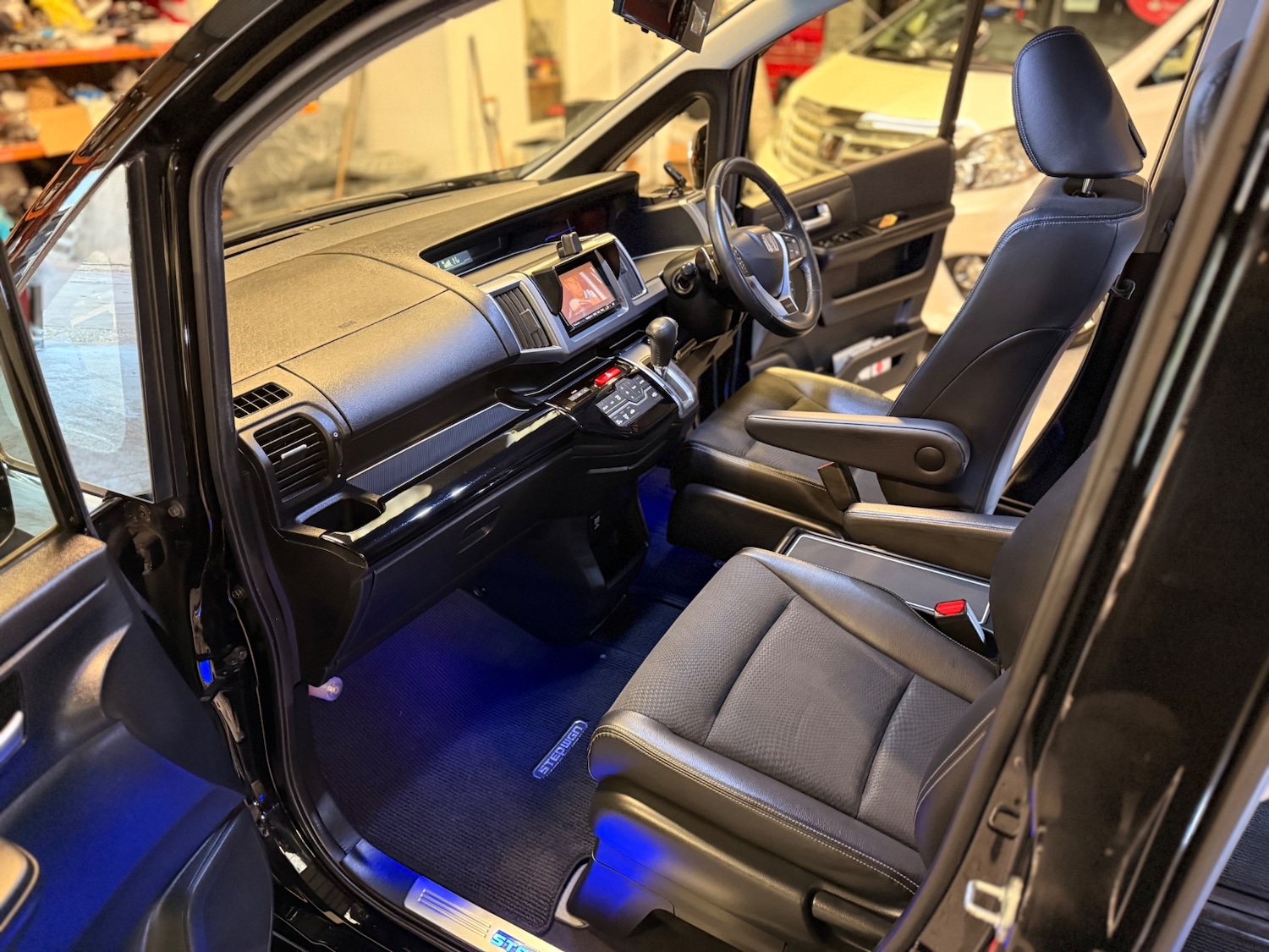 Used Honda Stepwagon 2012 for sale - 77049370: Photo 18