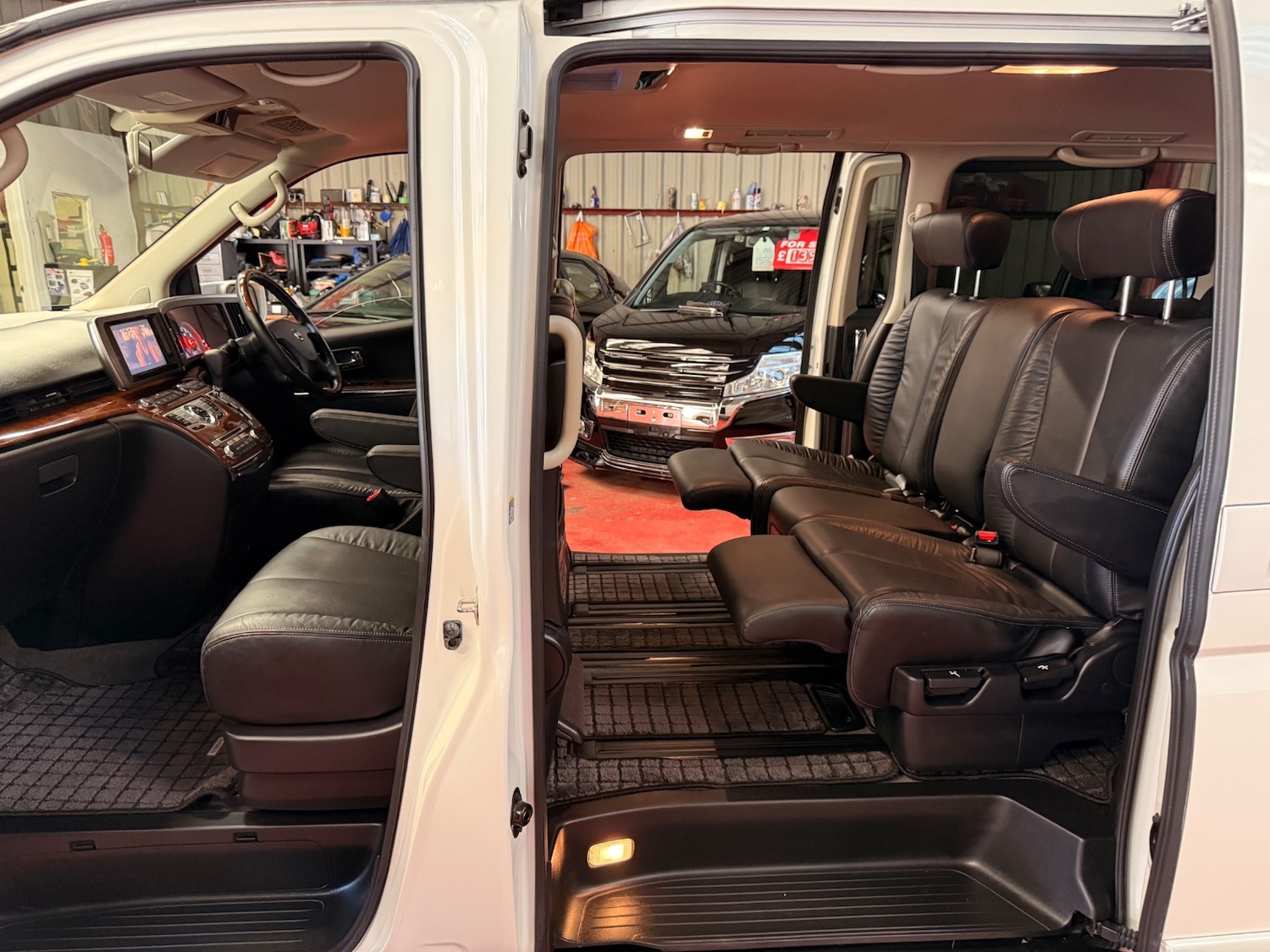 Used Nissan Elgrand 2010 for sale - 76121228: Photo 14