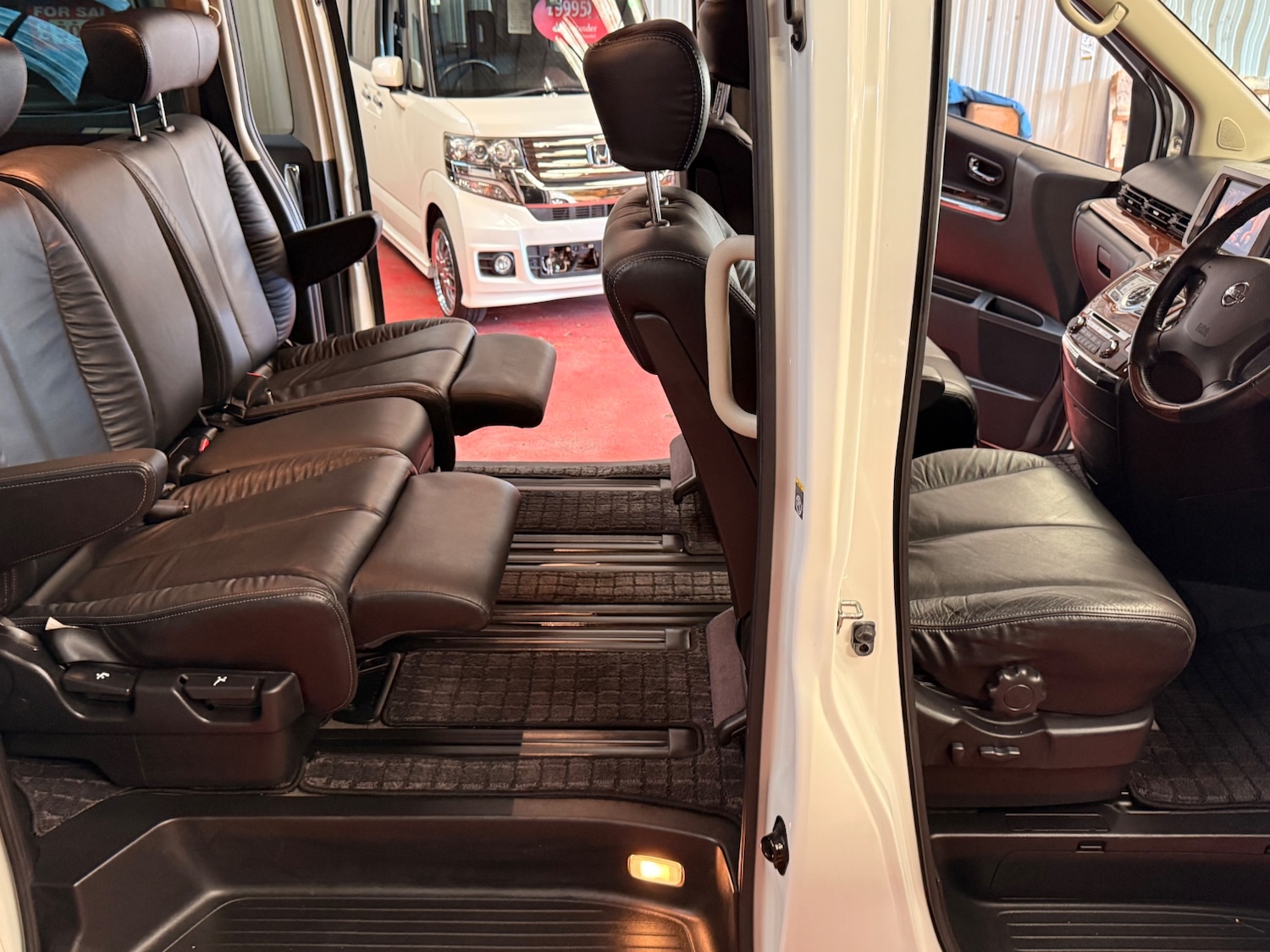 Used Nissan Elgrand 2010 for sale - 76121228: Photo 9