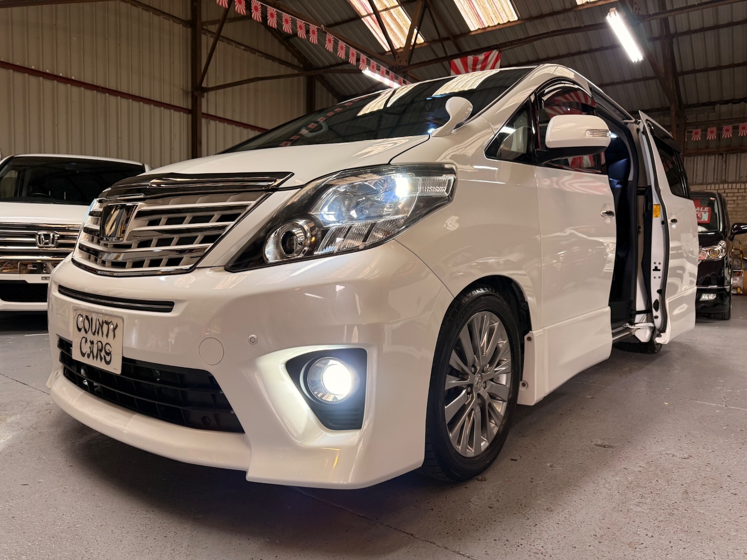 Used Toyota Alphard 2014 for sale - 77118885: Photo 2