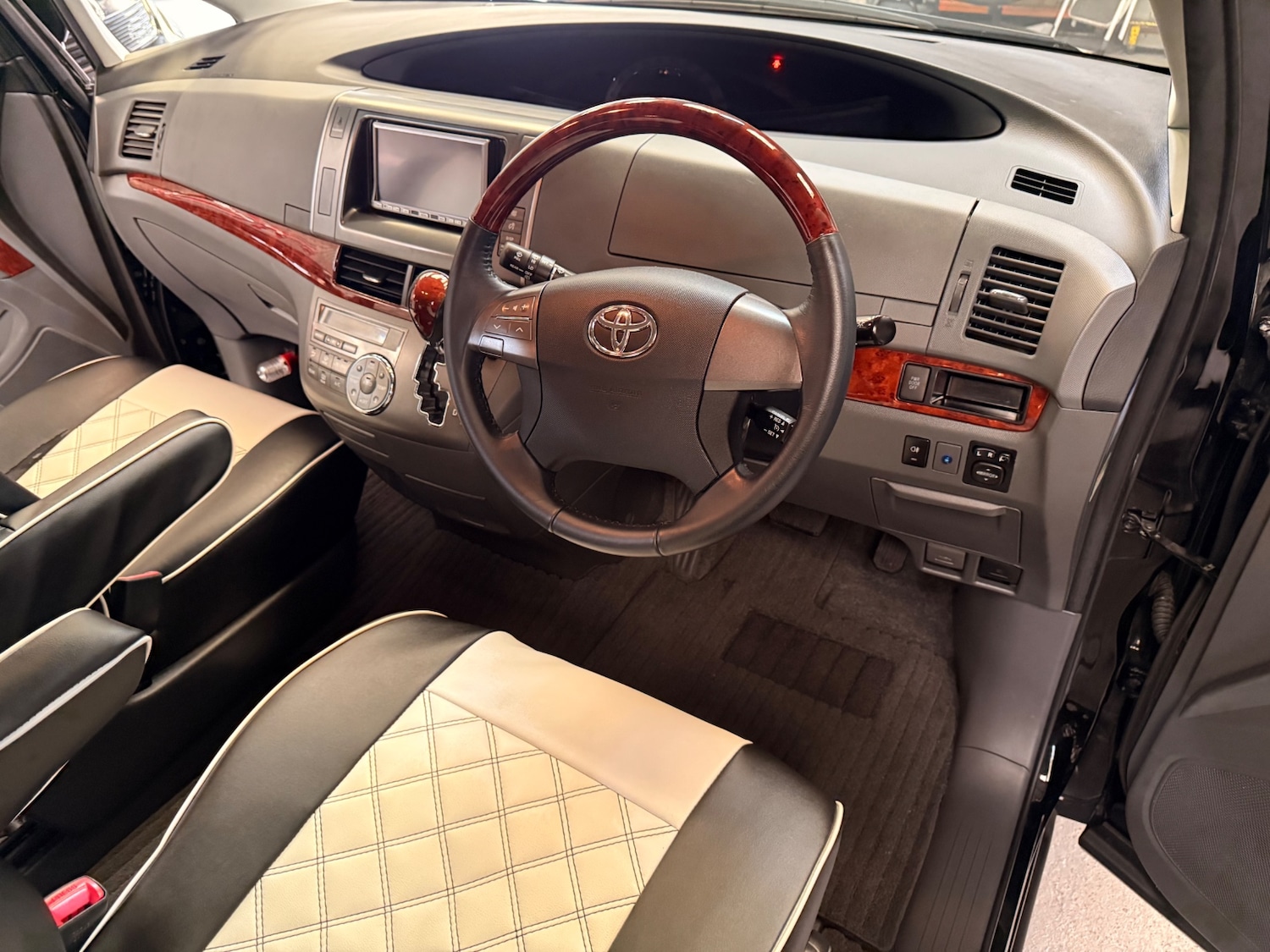 Used Toyota Estima 2010 for sale - 77622869: Photo 17